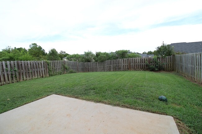 Photo - 650 Dunrobin Ln