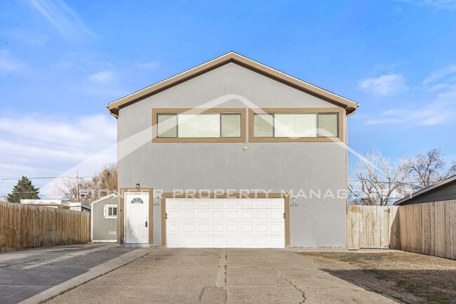 Building Photo - Upper Level Half Duplex with Central A/C and In-Unit Laundry