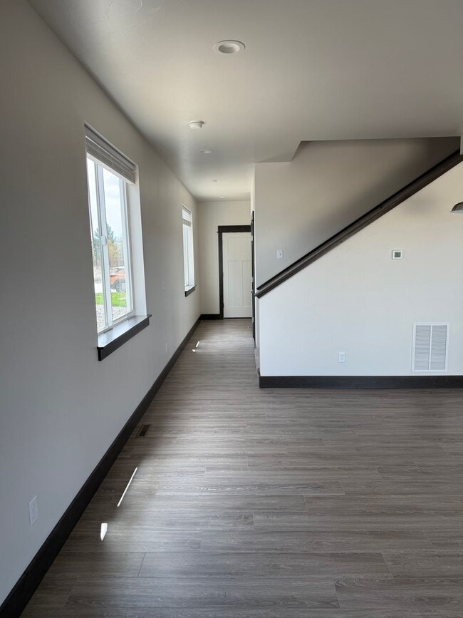 Photo - 3 Bed 2.5 Bath with double attached garage in Belgrade