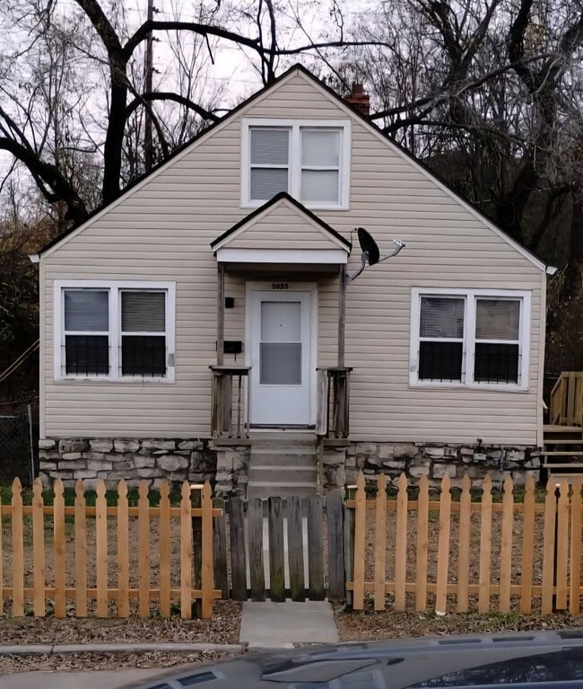 Building Photo - COZY CUTE & FRESHLY RENEWED 3 B.R. HOUSE!!