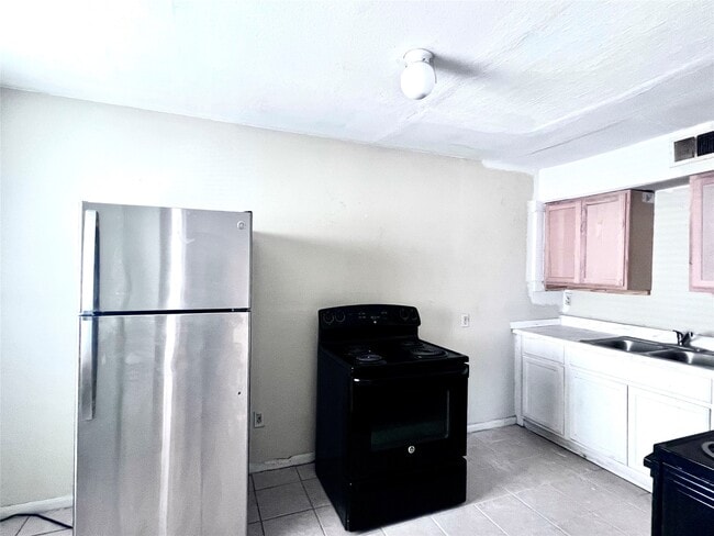 Building Photo - 6802 Sayers St Unit A few