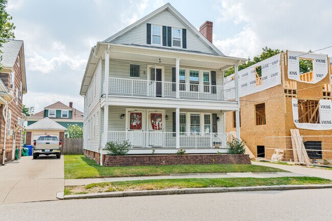 Photo - 4 Bed Gorgeous Unit Near PC / Elmhurst (Available 6/1/2026) Unidad 103 Tyndall Ave.  #1