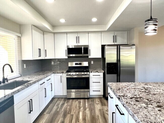 Building Photo - 3 Bedroom Pool Home on Golf Course