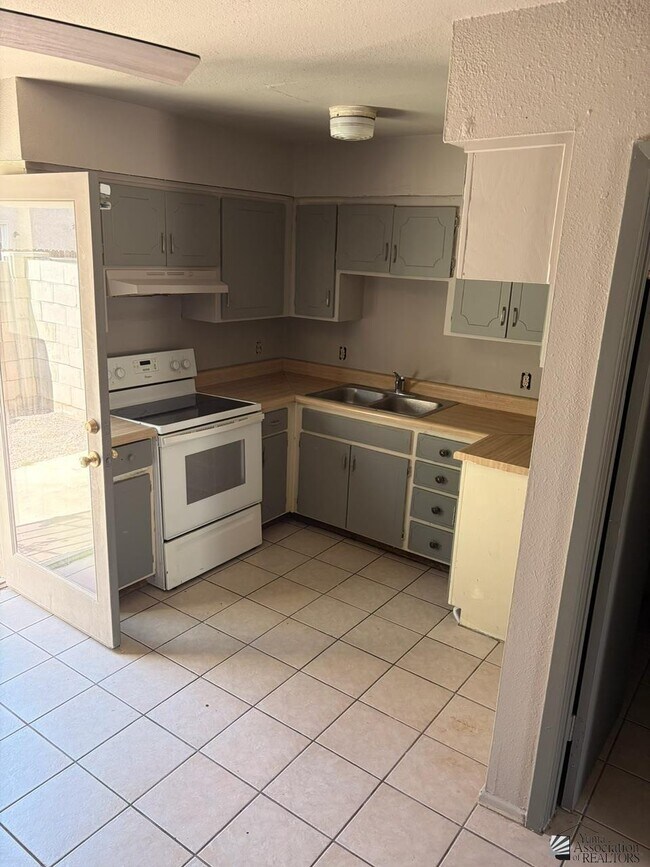 Photo - 1508 W 9th Pl
