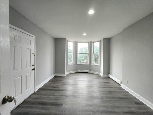 Building Photo - 367 Morris Ave Unit 2
