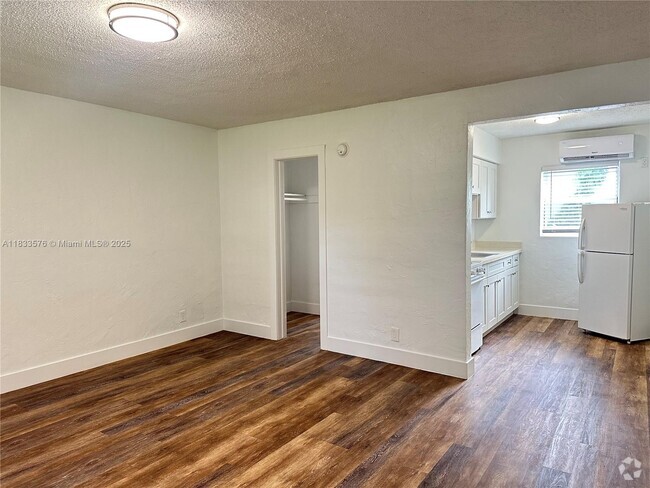 Building Photo - 1821 Thomas St Unit 2 Rental
