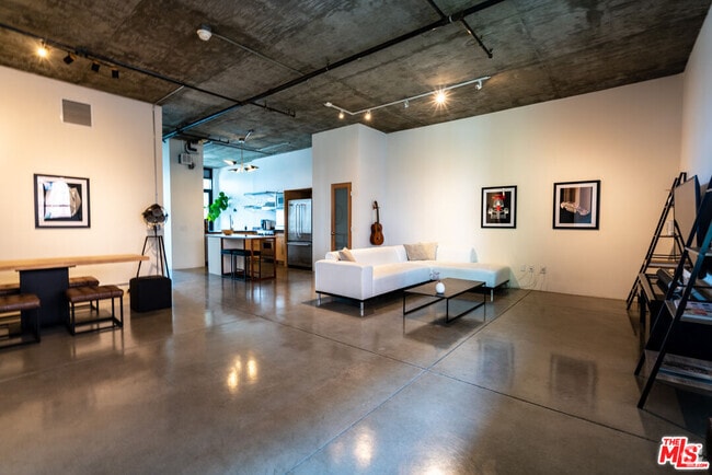 Building Photo - 835 Locust Ave Rental