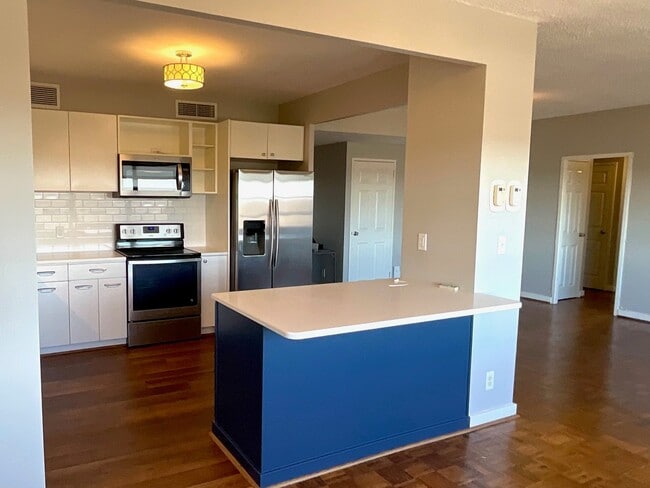 kitchen island - 333 W Meyer Blvd Unit 1206