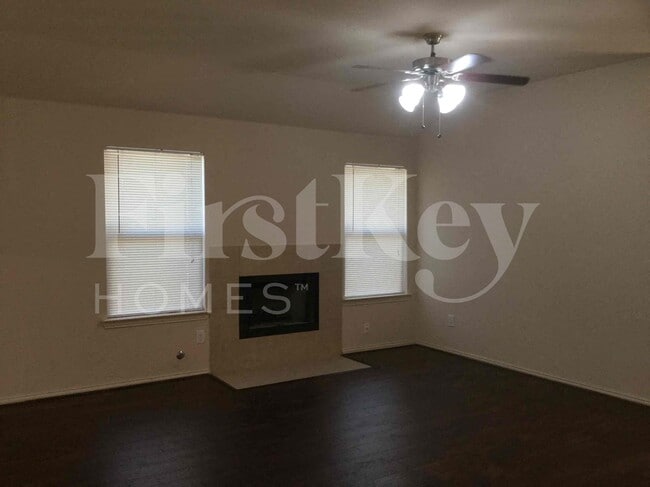 Photo - 611 Hilton Dr