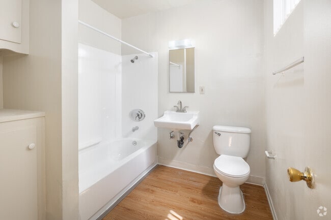 1BR, 1BA - 800SF - Bathroom