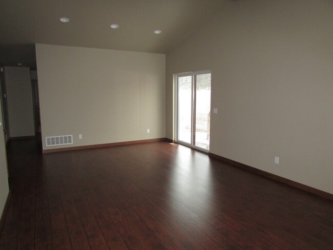 Photo - 3 BEDROOM | 2 BATH | GARAGE | NEWER TOWNHO...