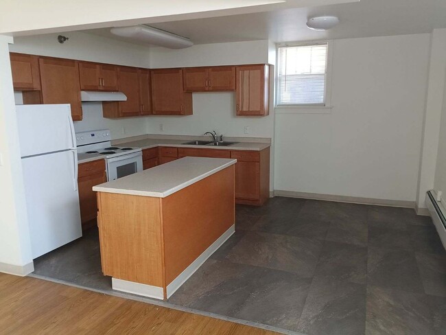 Building Photo - Ivy Manor - 201-B02 Unit Ivy Manor 201-B02