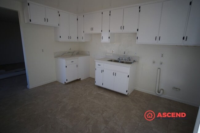 Building Photo - 209 E Warren Ave Unit #C