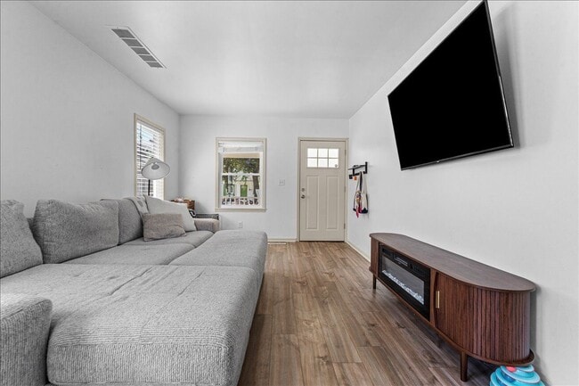Photo - 136 W Mapledale Ave