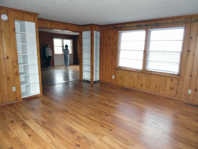 Espacios extra grandes - 1708 University Ave W