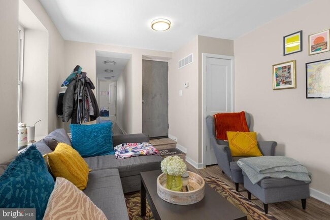 Building Photo - 162 Richmond St Unit 2