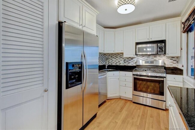 17 Greenbriar Dr Unit # a