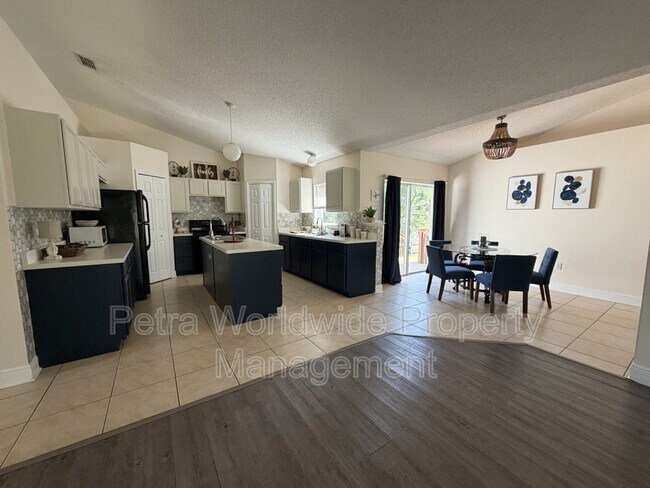 Photo - 2717 Orpha Ln