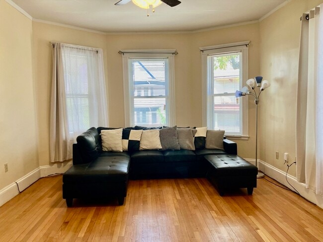 Building Photo - 230 Callender St Unit 2