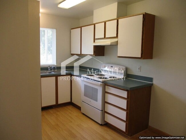 Photo - 2 Bedroom, 1.5 Bathroom Townhouse in Port ...