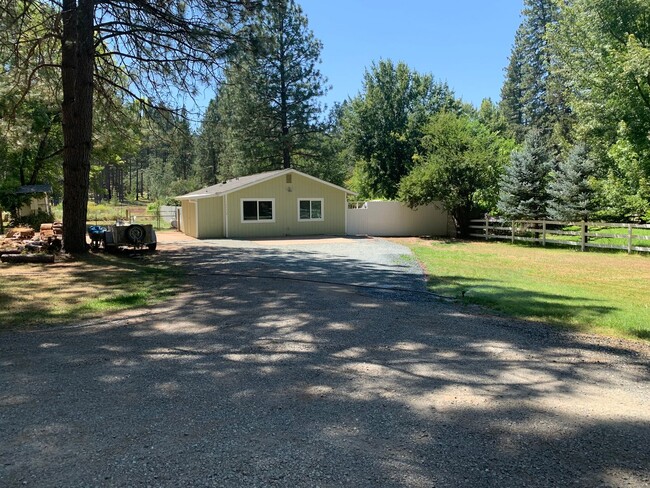 Building Photo - Live on a flower farm 5 mins outside of Ne... Rental