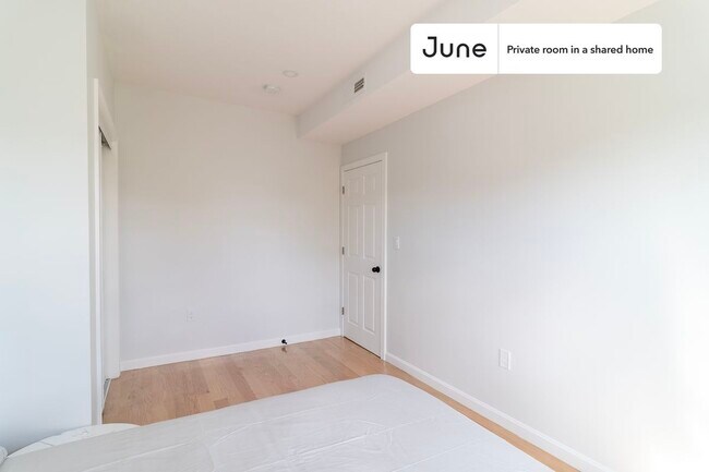 Room in Shared 3 bed/2 bath home in JFK/UMass