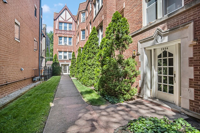 Building Photo - 2922.5 N Sacramento Ave Unit 3E