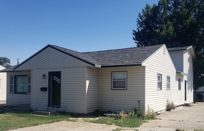 Building Photo - Large 5 Bedroom Home!