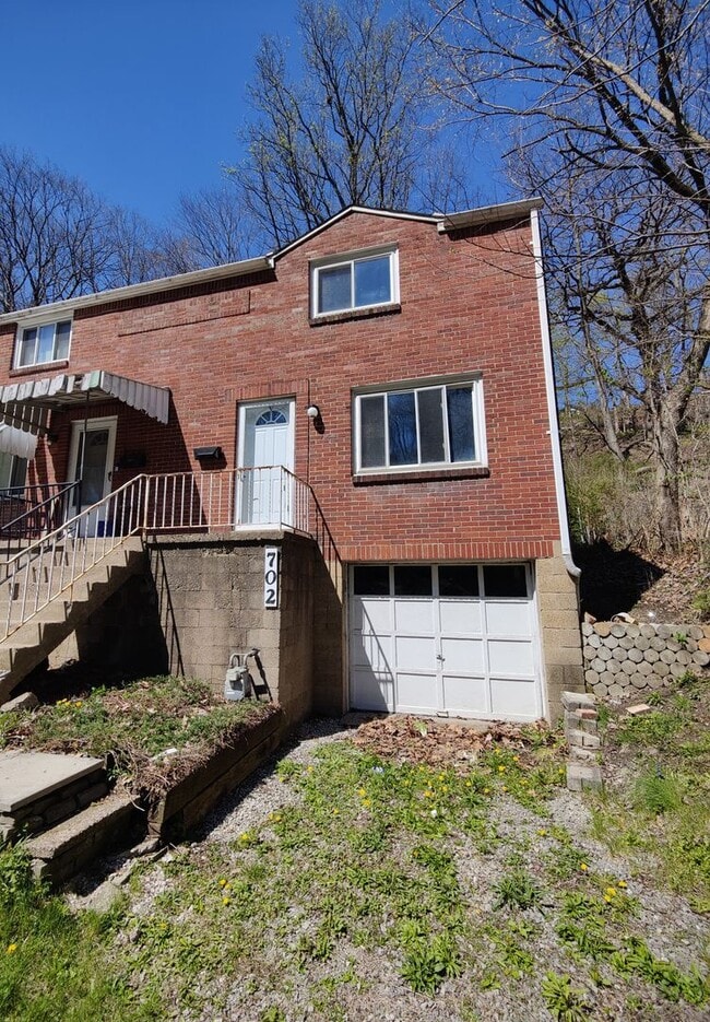 Building Photo - *Recently Updated 2BD/1BA Duplex Available in Carrick*