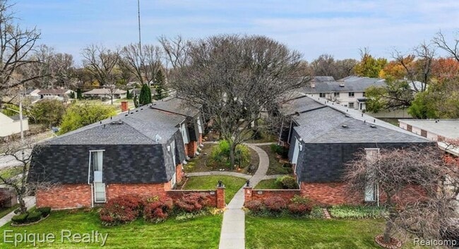 Building Photo - 13337 W Nine Mile Rd Unit 102