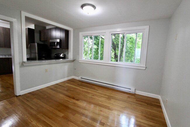Photo - 94 E Cottage St Unit Amazing 4 bed/2 bath, Cats Friendly
