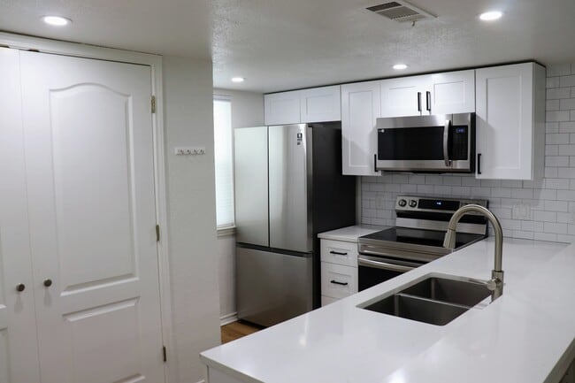 Photo - 2508 W 12th St Condo Unit 303