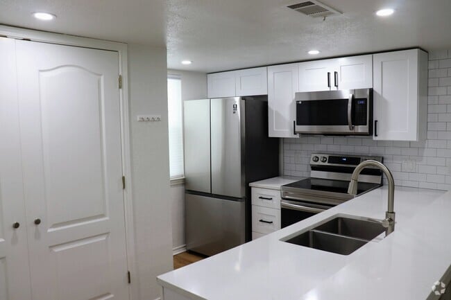 Building Photo - 2508 W 12th St Unit 303 Rental