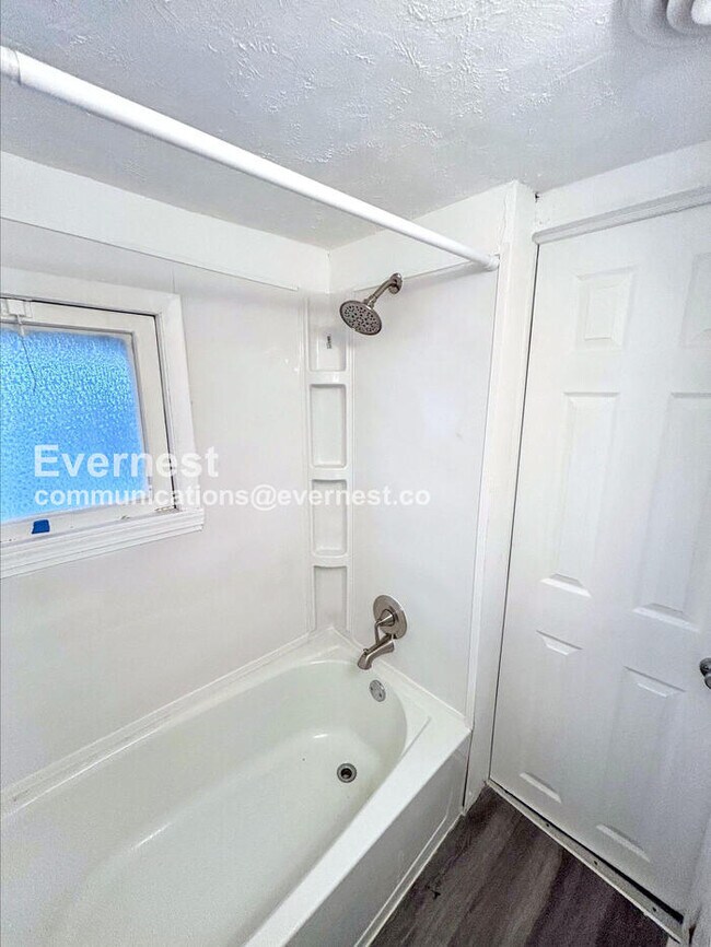 Photo - 1079 E 68th St Unidad 2