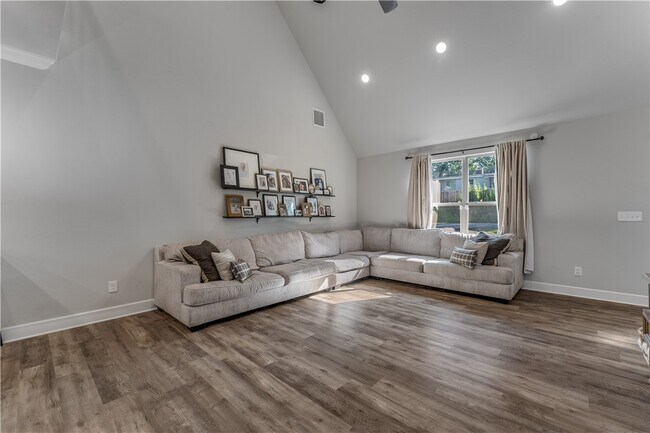 Photo - 13 Hinckley Cir