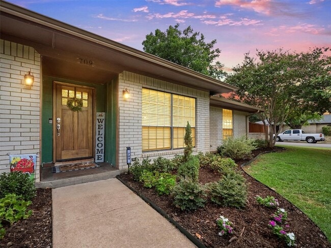 Photo - 709 Thoreau Ln