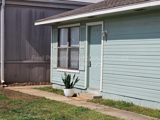 Building Photo - 101 E Broadway St Unit 1