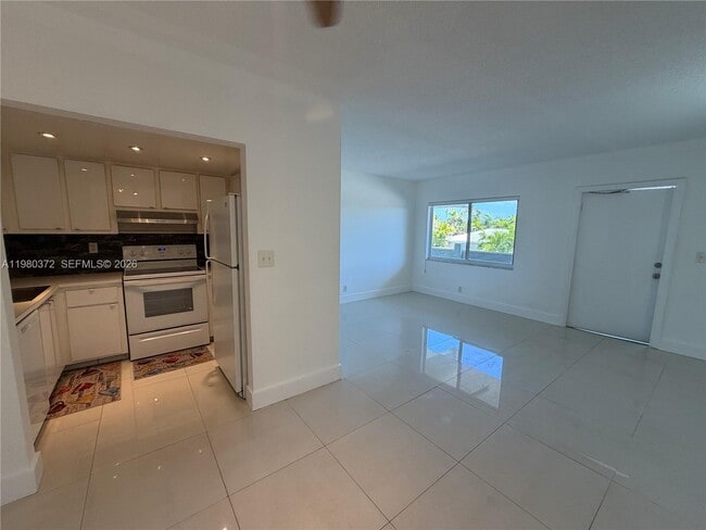 Building Photo - 1400 NE 54th St Unit 205