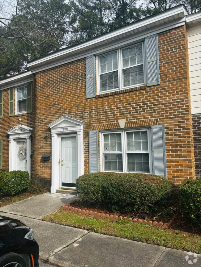 Building Photo - Two bed townhome