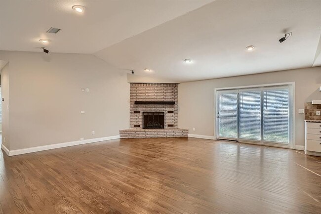 Photo - 210 College St