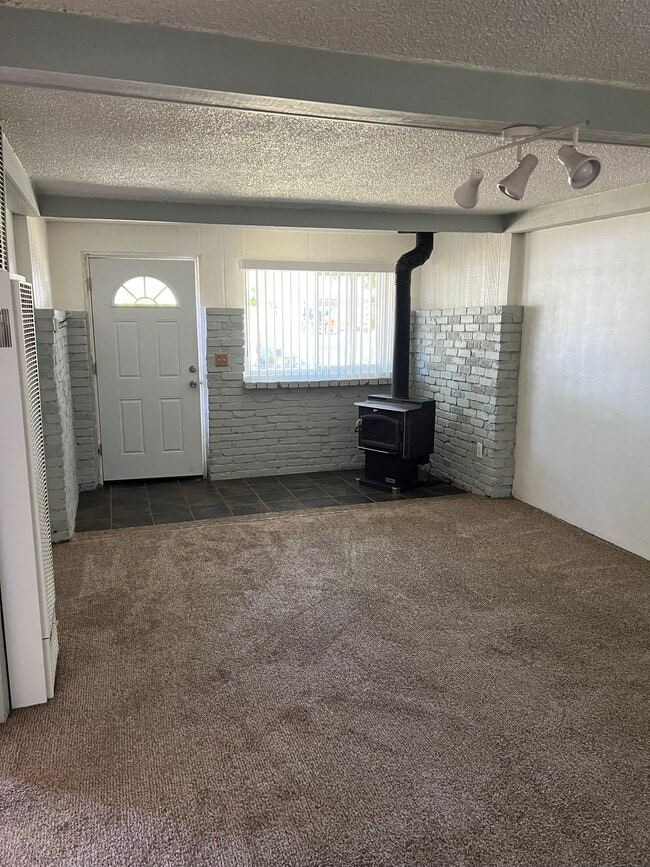 Photo - 1674 Laveta St