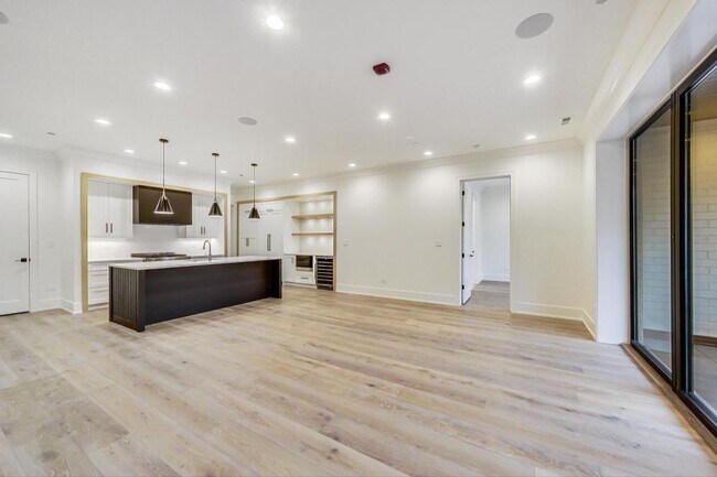 Building Photo - 3 bedroom in Chicago IL 60625 Unit 5S