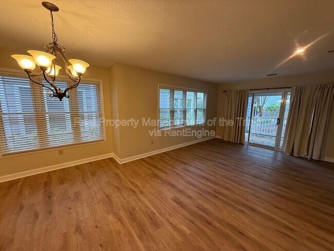 Photo - 230 Oakwood Ct