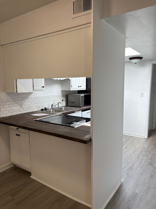 Photo - Lovely 2 bedroom 1 Bath Condo Near East North Street !! Great location minutes from Haywood Road