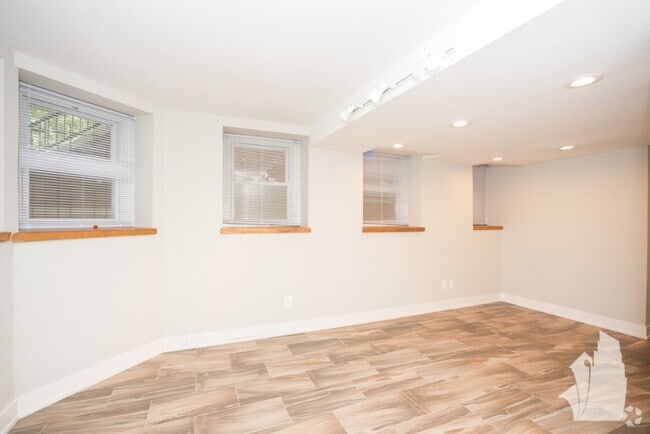 Building Photo - 2326 N Southport Ave Unit GDN Rental