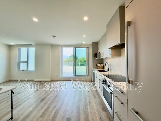 313-3300 Lakeshore Rd
