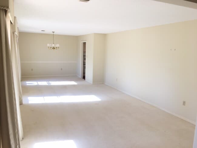 445 Shoshone Dr
