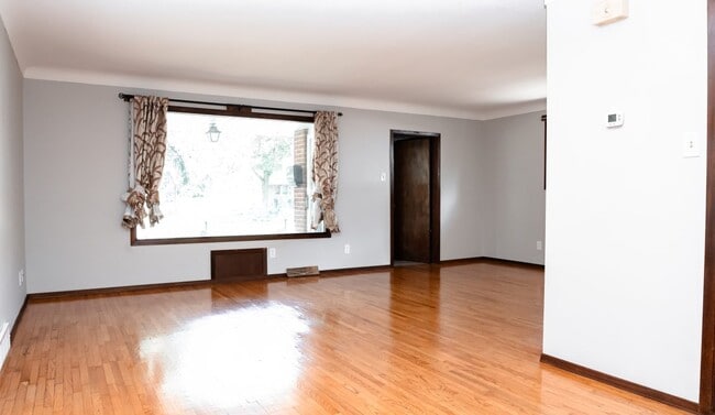 Photo - 44 Almond Rd