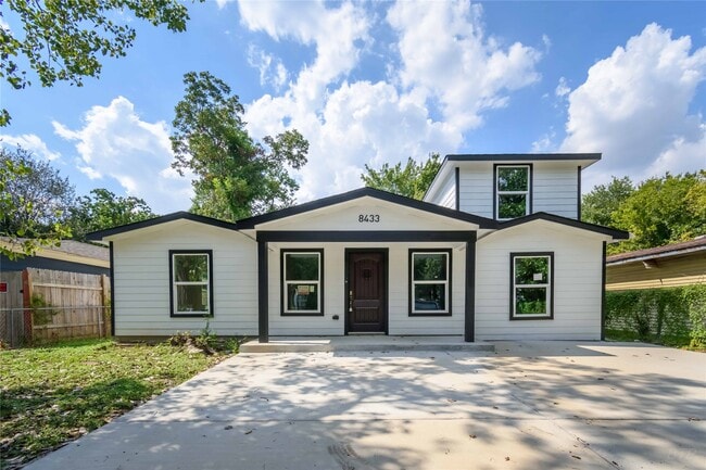 Photo - 8433 Lenore St