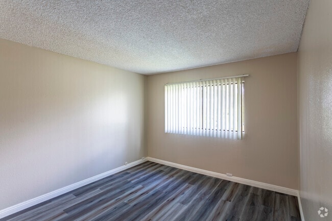 2 BR, 2 BA - 1079 SF